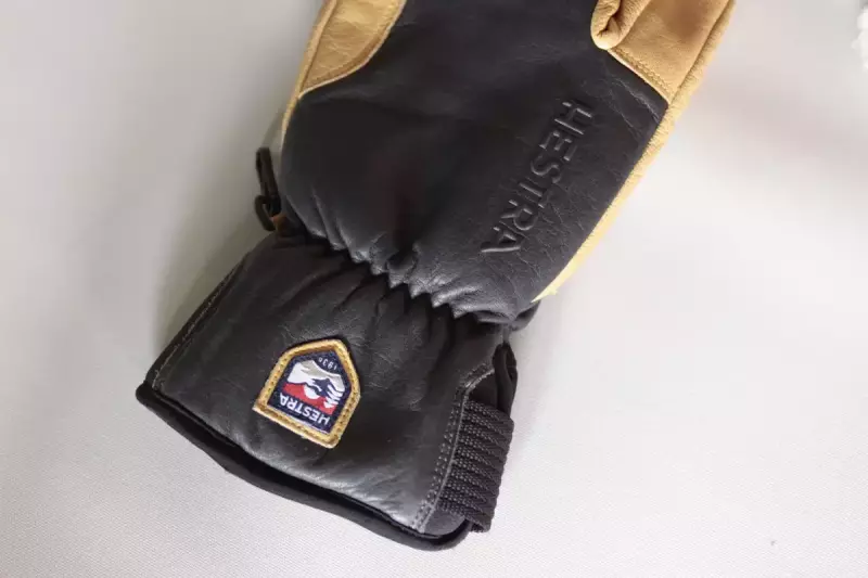 短いカフで雪の侵入を防ぐ