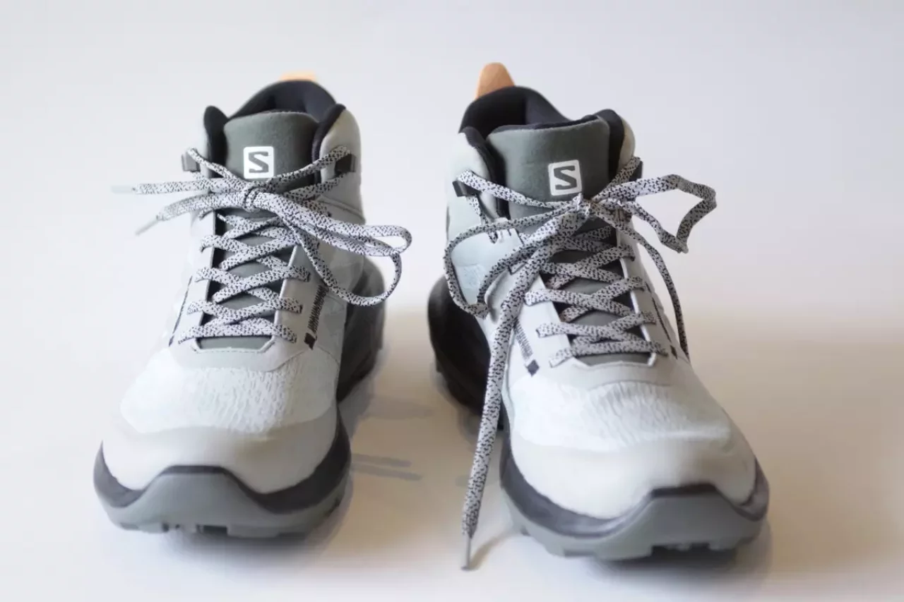 ミッドソールで、これだけの多くのテクノロジーを搭載したハイキングシューズなのにも関わらず片足380g
