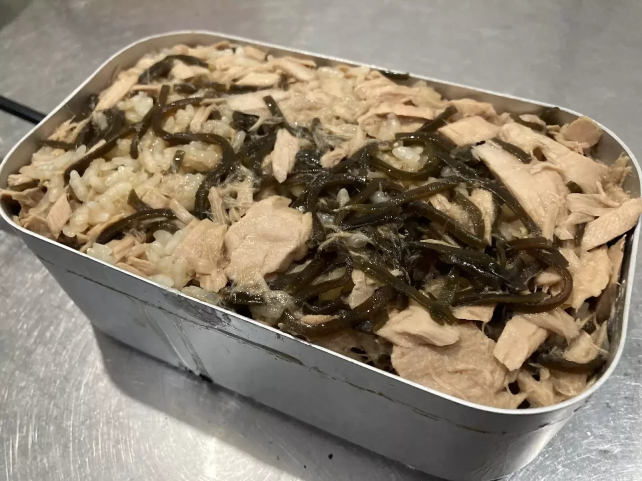 ツナと塩昆布のメスティン炊き込みご飯