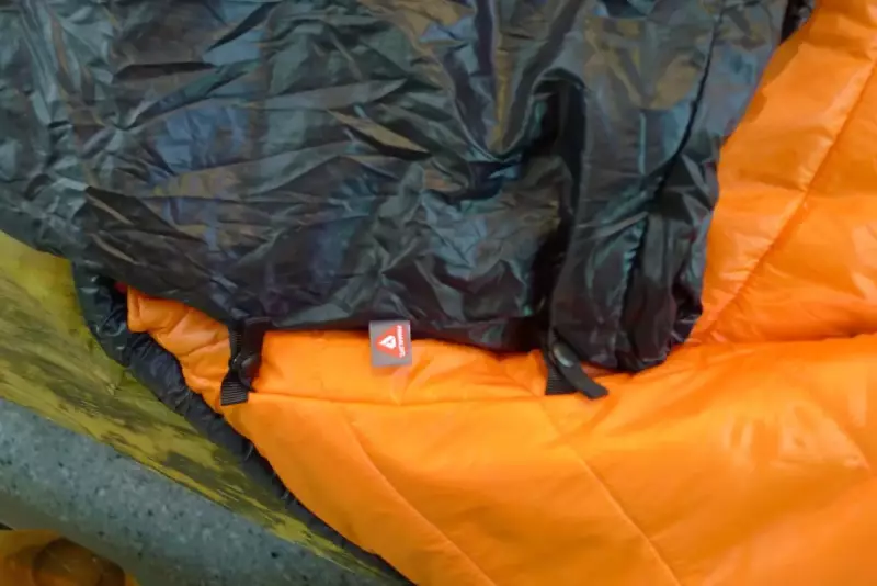 マウンテンレイドフードジャケット OMM シュラフ