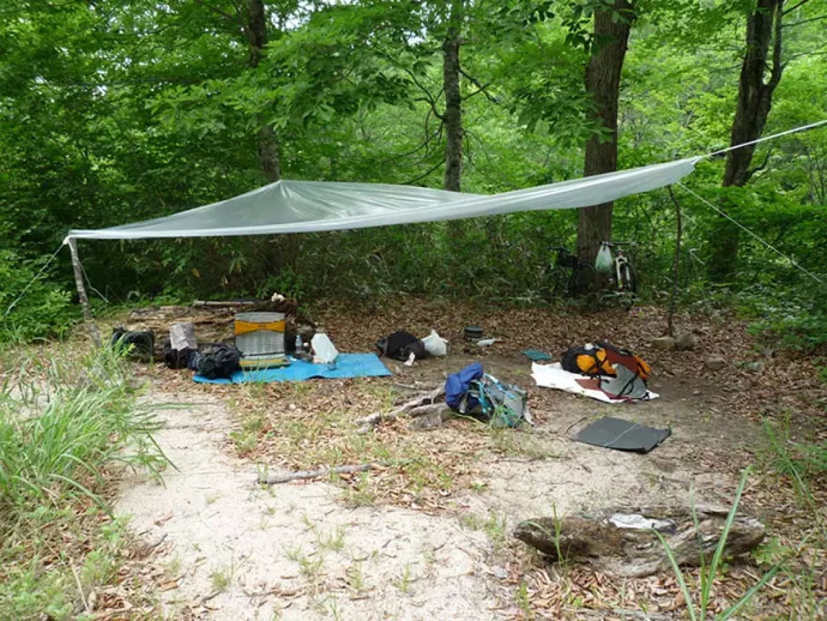源流野営に欠かせない焚き火対策用のタープ