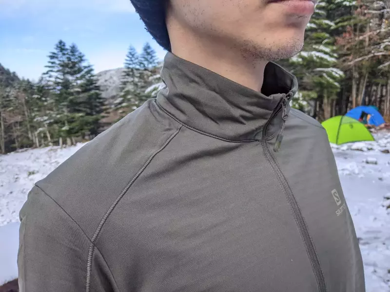 フードがないミッドレイヤー