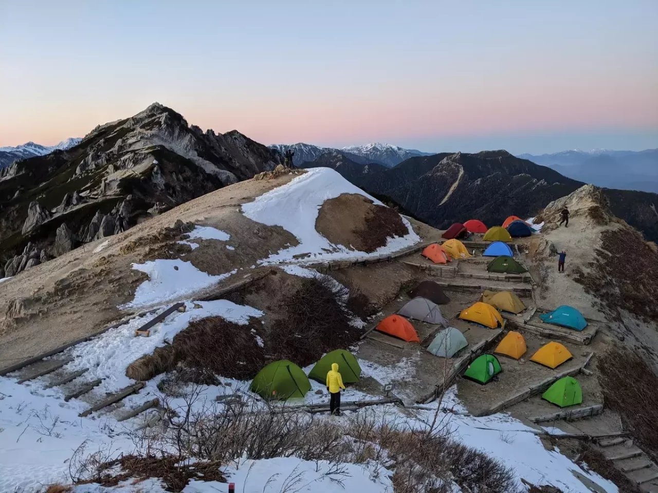 燕山荘テント場