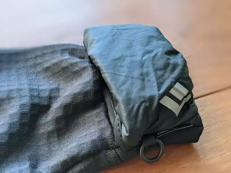 ブラックダイヤモンド グリッドテックグローブ フード収納