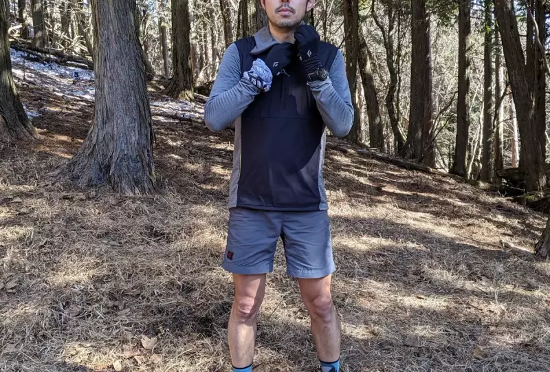 熱くなれば胸元のジッパーを開く