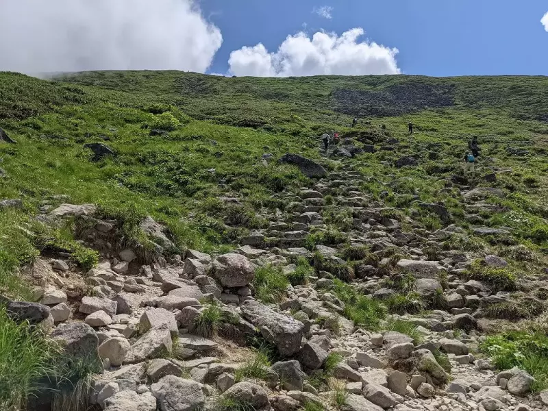 月山山頂前