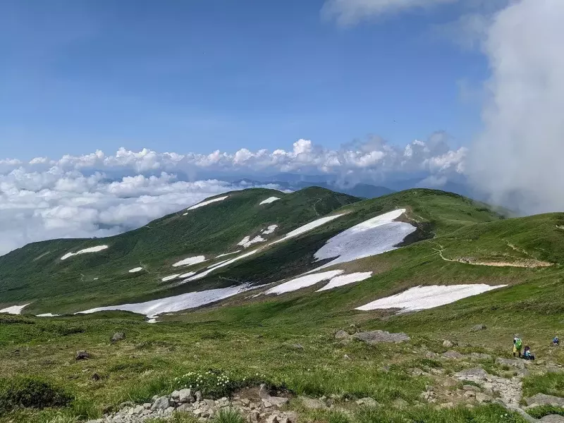 月山の稜線