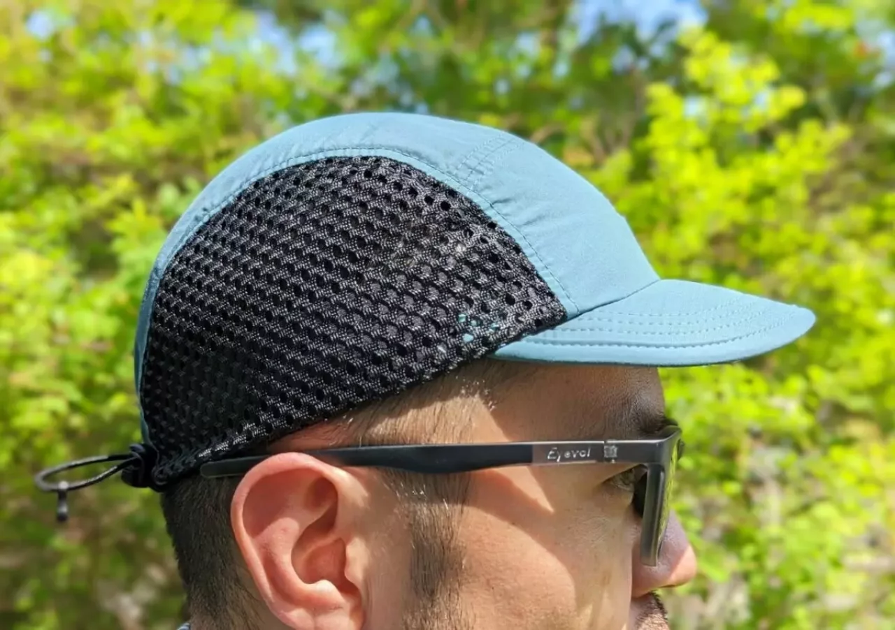 ヘルメットとの相性も良く、天ボタンがないキャップ