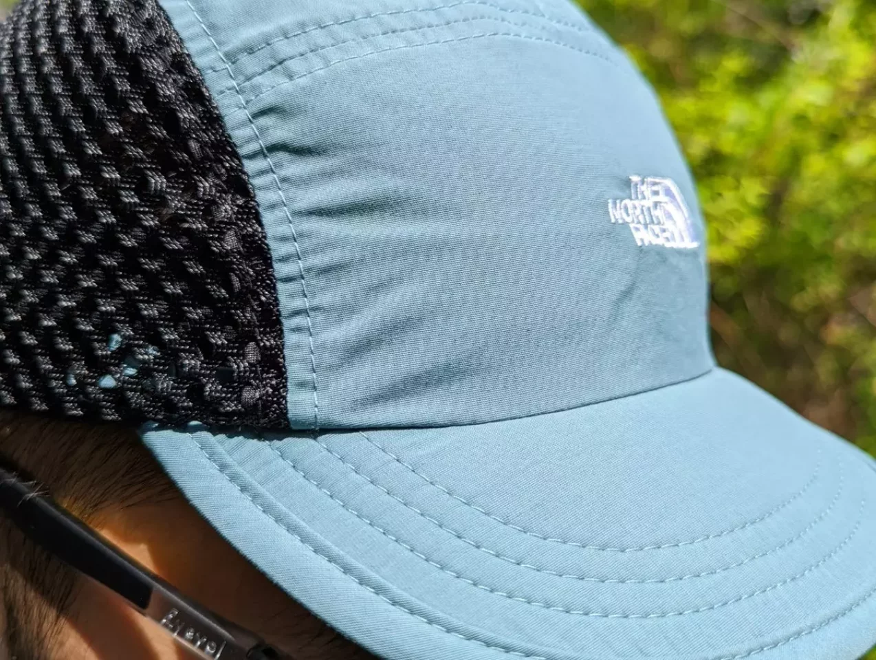 通気性に優れ強い日差しから頭を守るキャップ