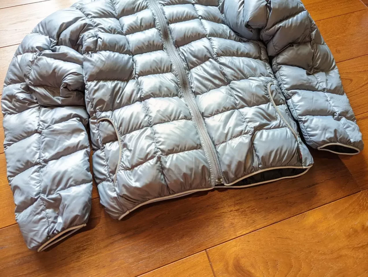 軽量化のために袖口と裾にはドローコードがない