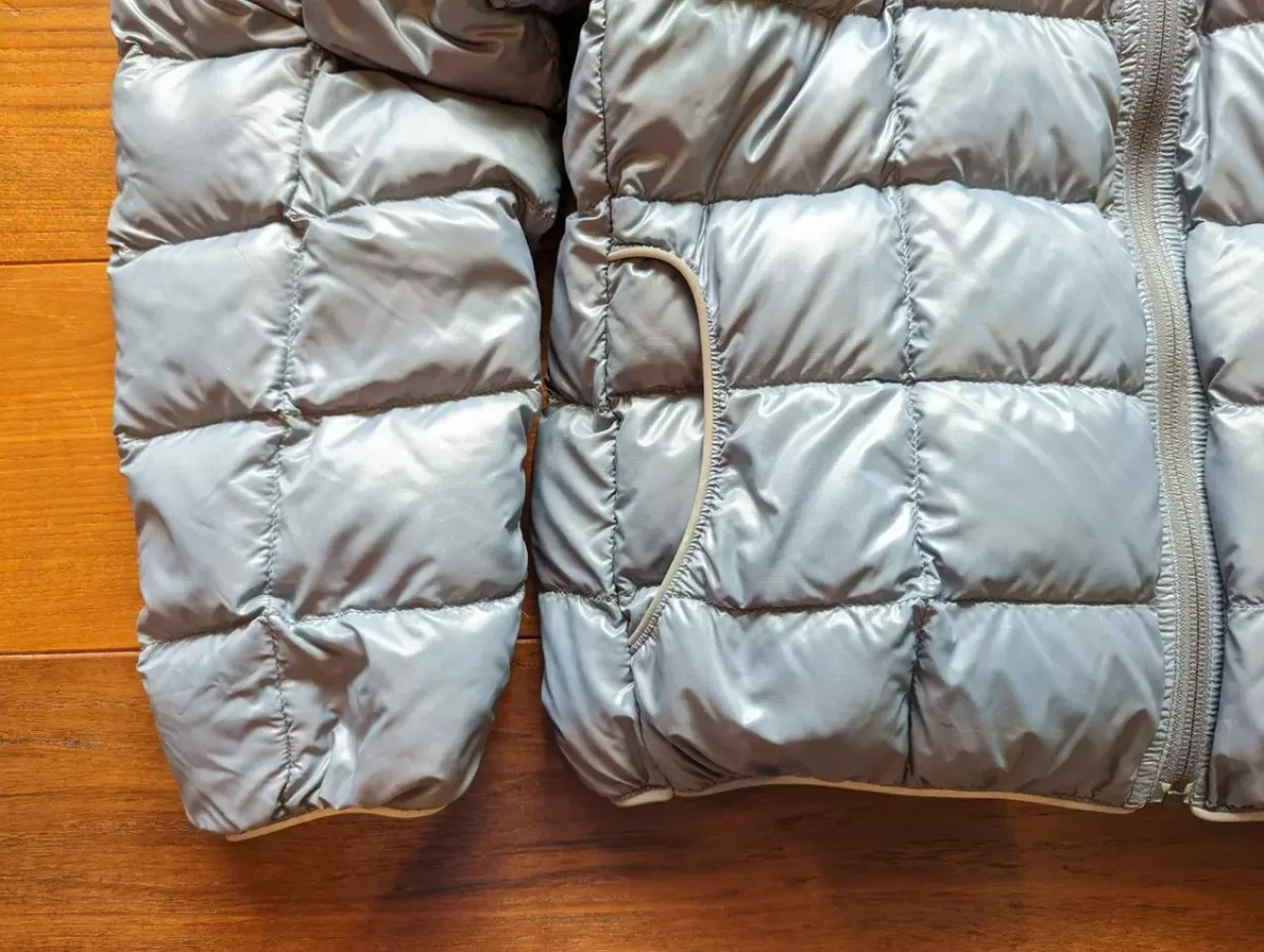 ポケット内部は両面にダウンが入っているため、冷えた手を瞬時に温めてくれます。