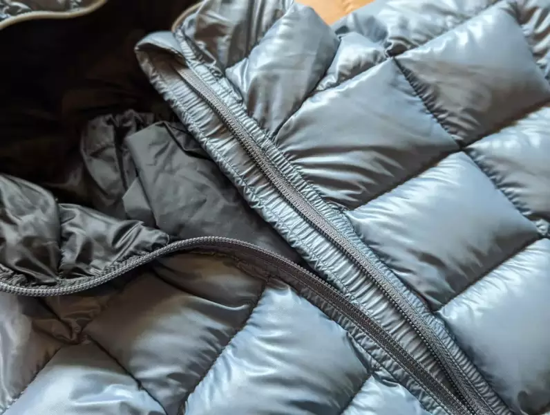 フロントジッパーの内側には、コールドスポットで体が冷えないよう、ドラフトチューブとジッパーの噛み込み防止のためのテープが施されています。