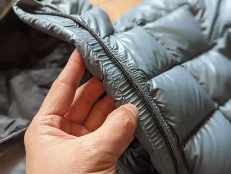 フロントジッパーの内側には、コールドスポットで体が冷えないよう、ドラフトチューブとジッパーの噛み込み防止のためのテープが施されています。