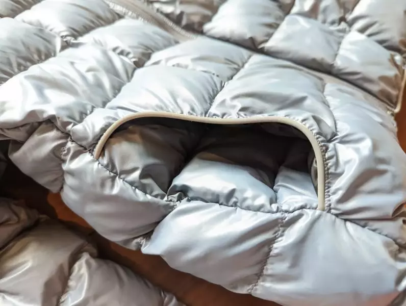 ポケット内部は両面にダウンが入っているため、冷えた手を瞬時に温めてくれます。