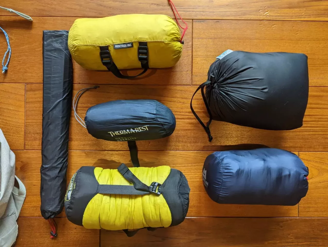 ダウンジャケットを着用したときは、直前までパッカブルされ