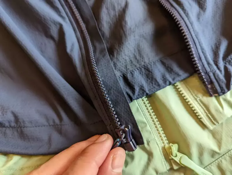 フロントジッパーの開けやすさは健在