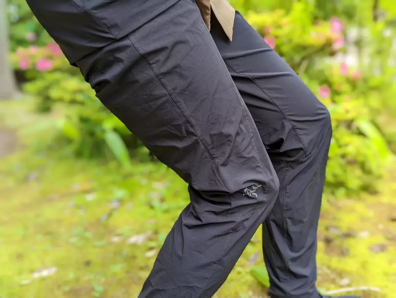 立体裁断による足曲げのしやすさ アークテリクス インセンドパンツ