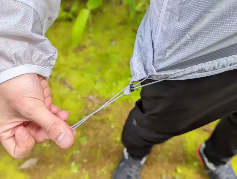 裾の右側にはドローコードが備わっている