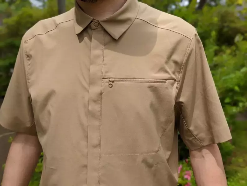 アークテリクス スカイラインシャツ 胸のポケットはジッパー仕様