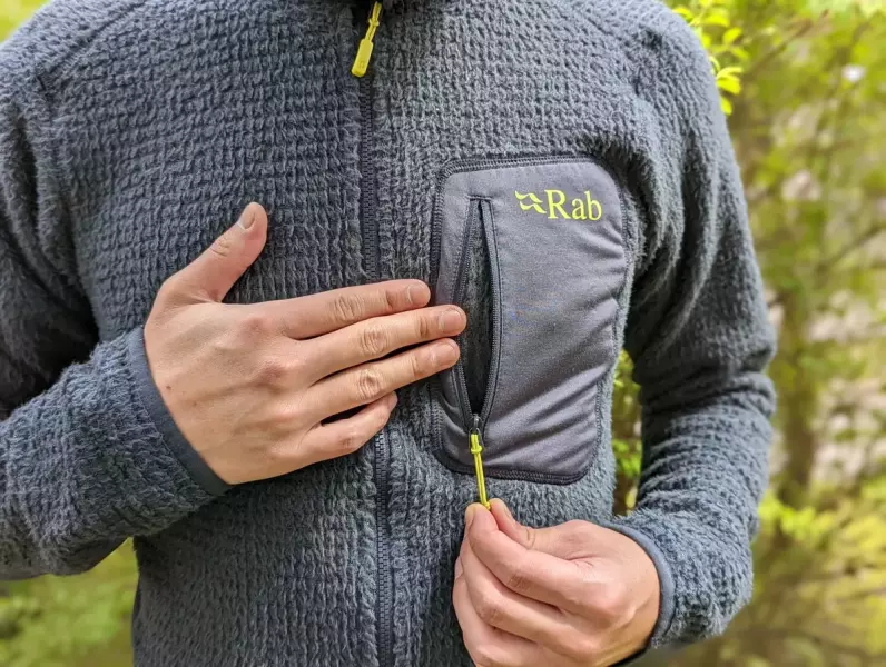 ストレッチ素材は胸ポケットについている