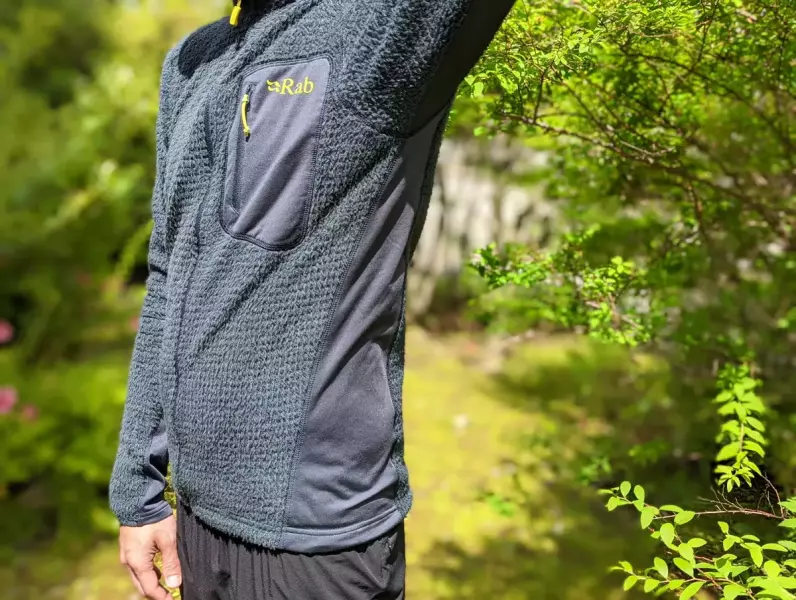 袖から脇、裾にかけて、全て伸縮性のあるフリース素材を採用