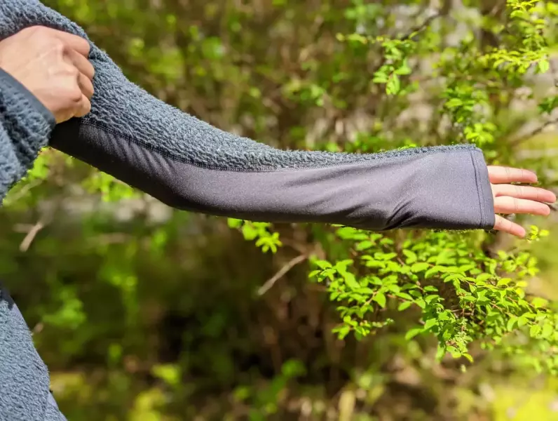 袖から脇、裾にかけて、全て伸縮性のあるフリース素材を採用