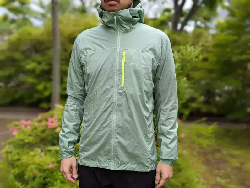 【レビュー】アークテリクス スコーミッシュ フーディ−耐候性&軽量性のバランスに優れたウィンドシェル|ウィンドブレーカー|登山ウェア|山のモノ|登山・トレラン・山スキーマガジン「山旅旅」