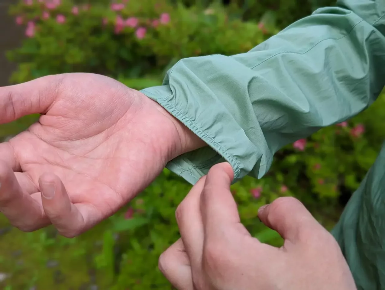 袖 アークテリクス スコーミッシュフーディ