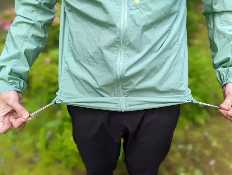 左右に着いたドローコー アークテリクス スコーミッシュフーディ