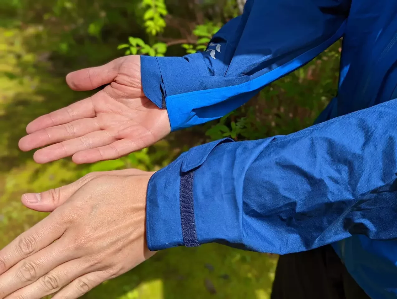 手の甲側は長めに作られているので、袖口からの雨の侵入もほぼ皆無