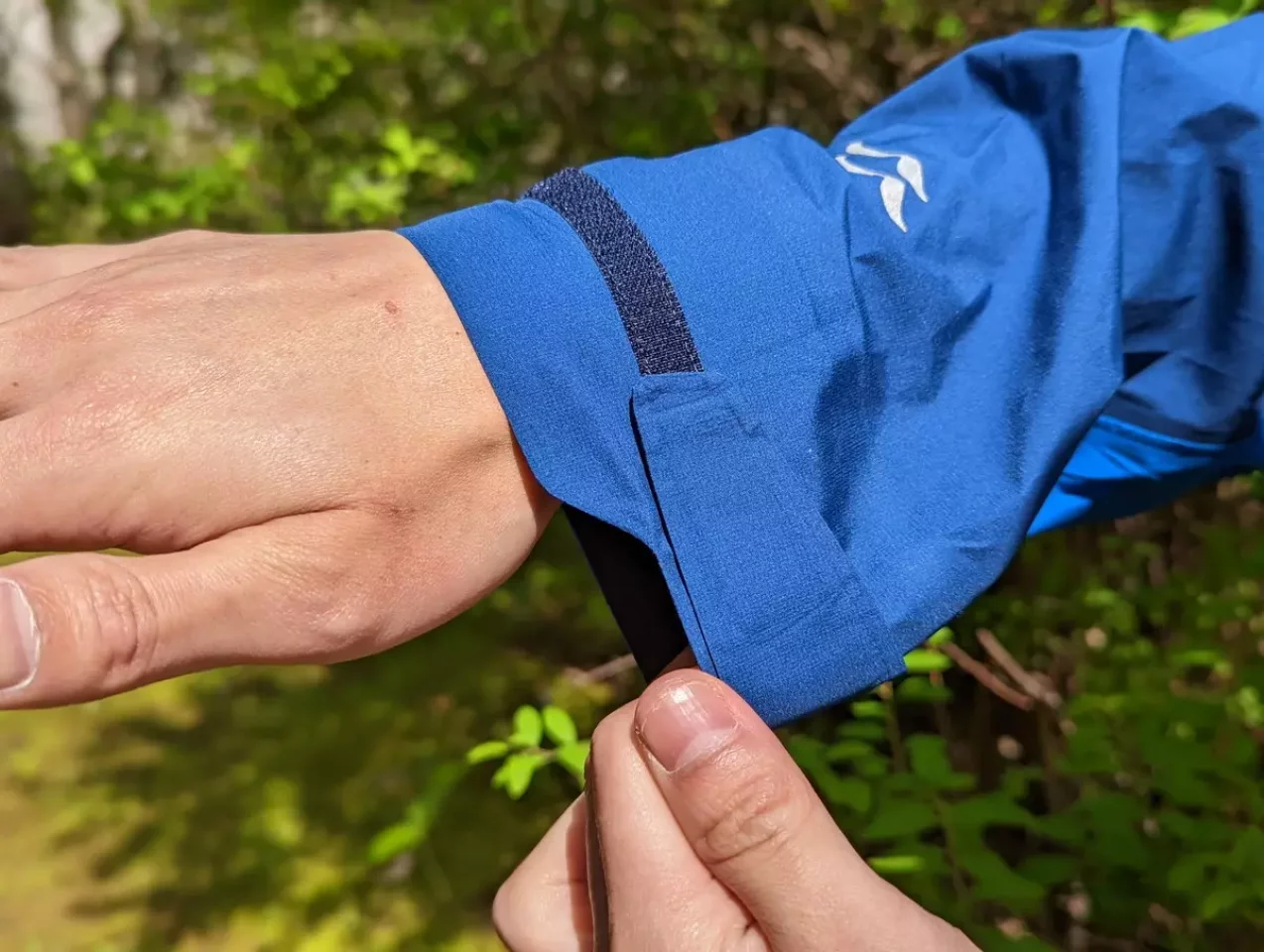 手の甲側は長めに作られているので、袖口からの雨の侵入もほぼ皆無