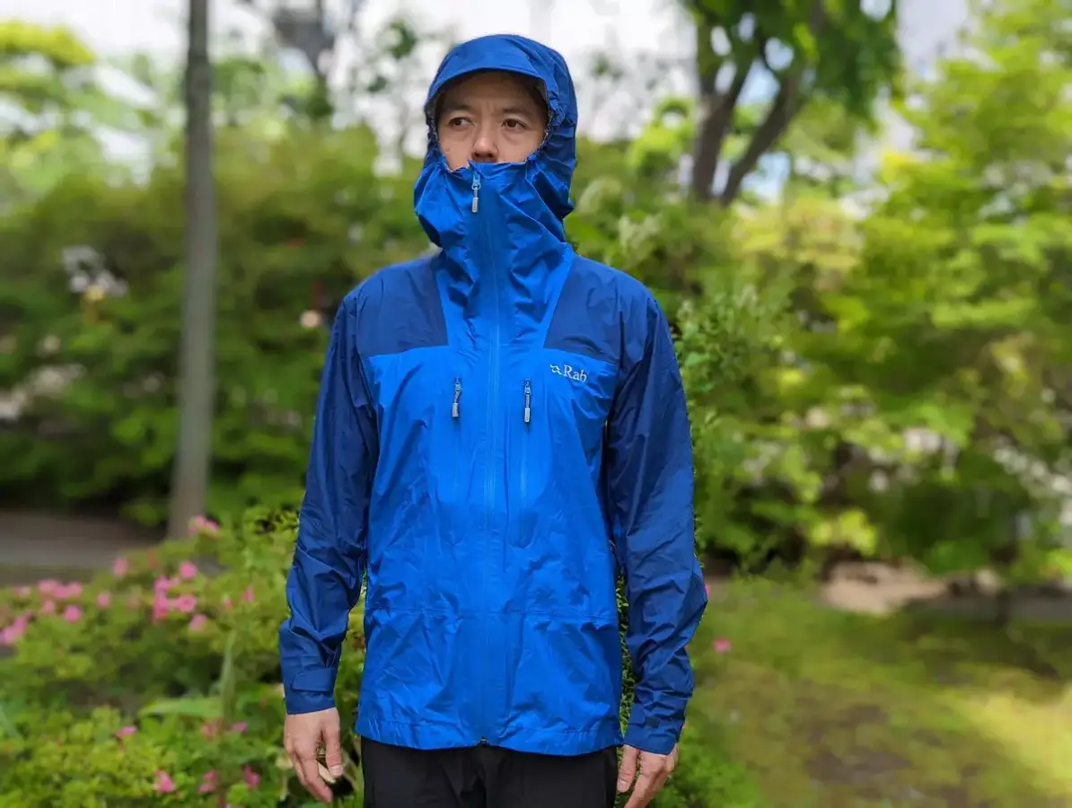 ゴアテックスパックライトプラスを採用した夏山登山に快適なレインジャケット−Rabゼニスジャケット