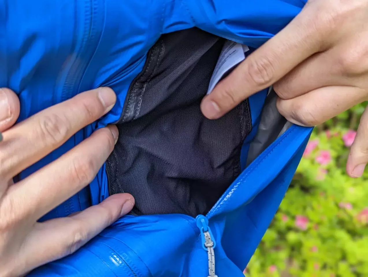 ピットジップだけでなくチェストポケットでも調整