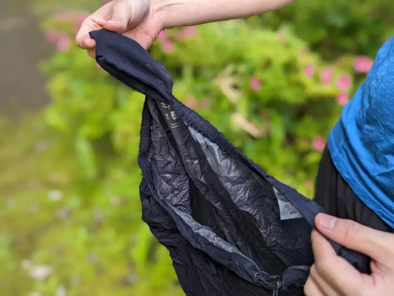 メッシュのポケットにパッカブル Rabの軽量レインパンツ