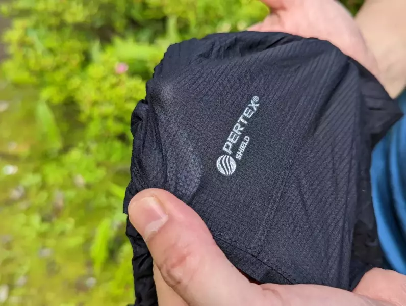 軽量の秘密はパーテックスシールドにあり Rabの軽量レインパンツ