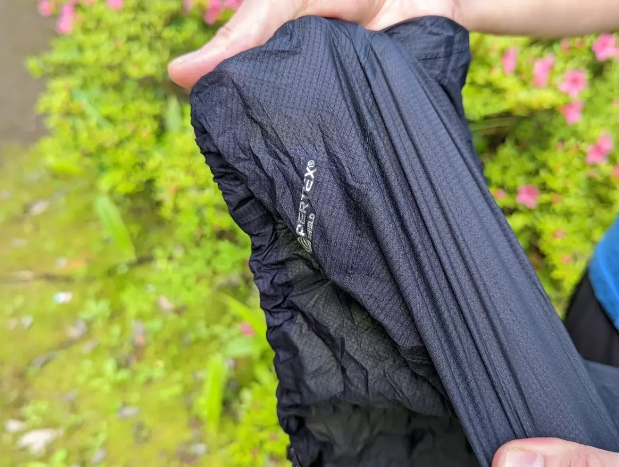 レインパンツなのにストレッチ性がある Rabの軽量レインパンツ