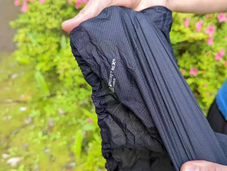 レインパンツなのにストレッチ性がある Rabの軽量レインパンツ