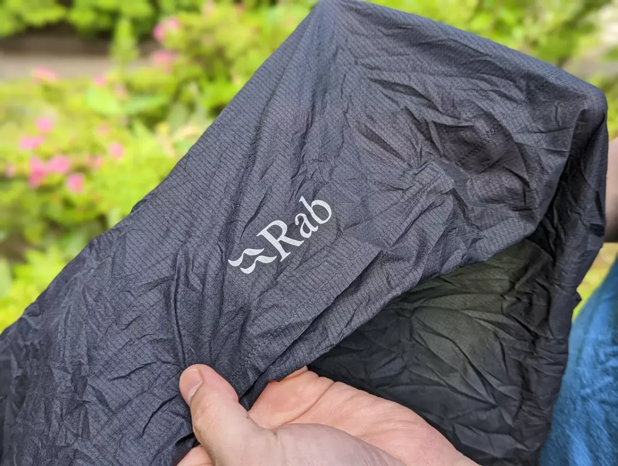 夏山登山用のレインパンツとして最適 Rabの軽量レインパンツ