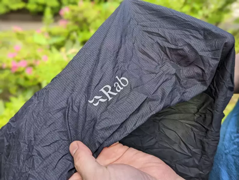 夏山登山用のレインパンツとして最適 Rabの軽量レインパンツ
