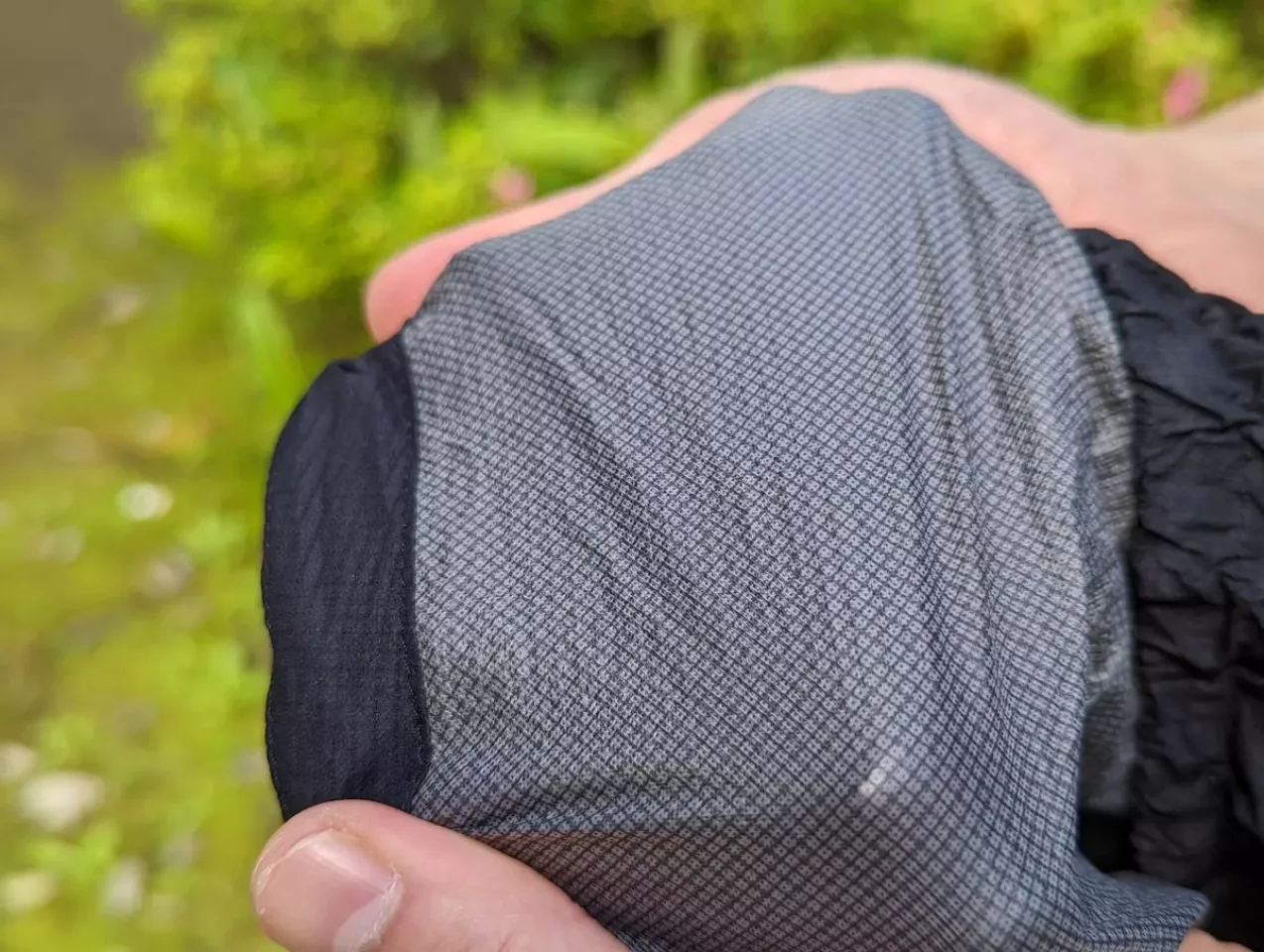 パーテックスシールドは親水性と言って水分を吸着させた後に蒸発させる Rabの軽量レインパンツ