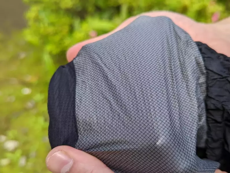 パーテックスシールドは親水性と言って水分を吸着させた後に蒸発させる Rabの軽量レインパンツ