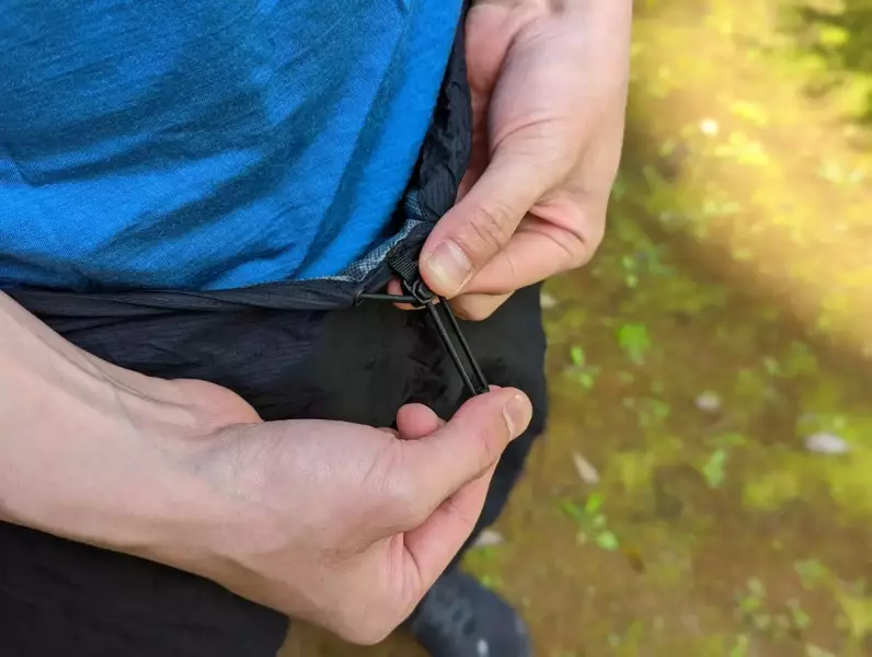 ウエストはドローコードとコードロックだけのシンプルな作り Rabの軽量レインパンツ