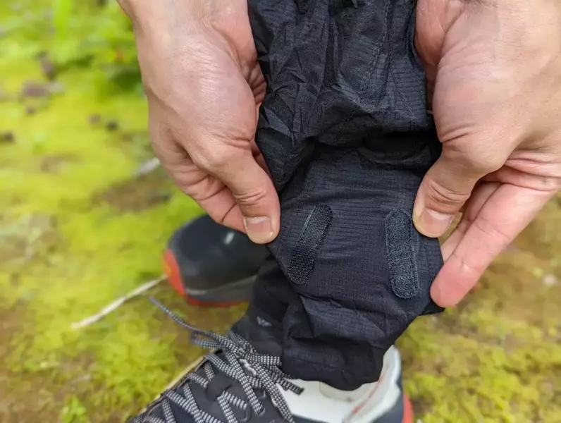 裾周りの特徴ある作り Rabの軽量レインパンツ