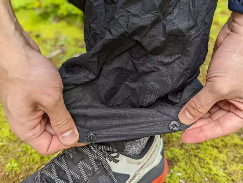 裾周りの特徴ある作り Rabの軽量レインパンツ