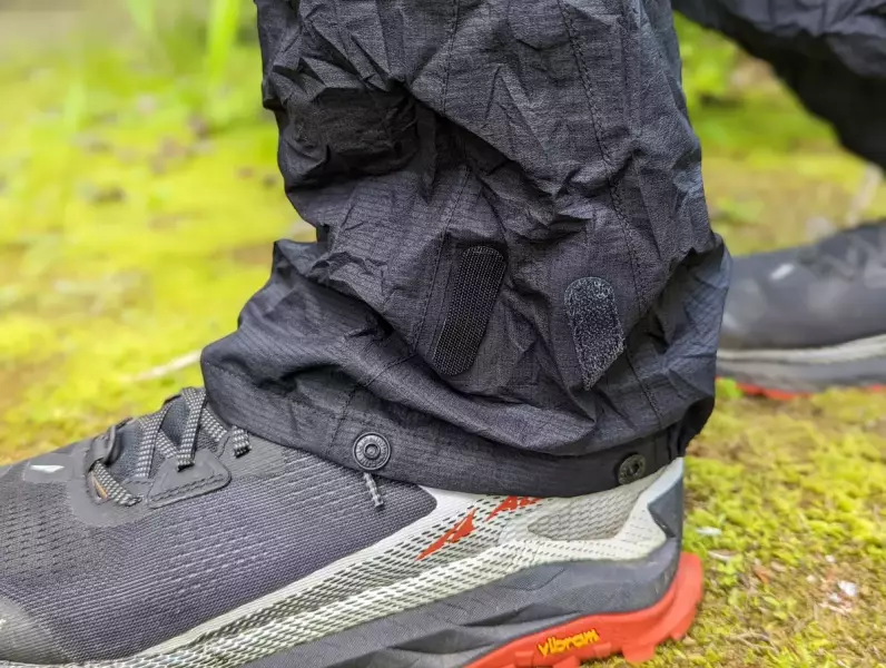 裾がめくれづらいレインパンツ Rabの軽量レインパンツ