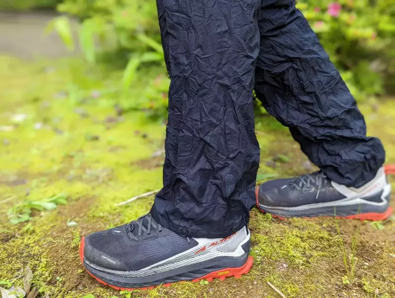 レインパンツなのにストレッチ性がある Rabの軽量レインパンツ