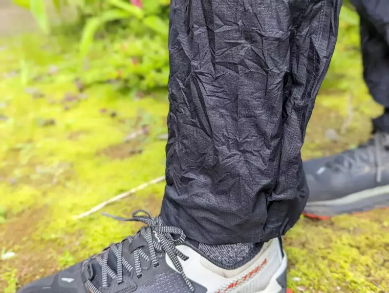 スナップボタンとマジックテープを取り付けると足回りがよく見える Rabの軽量レインパンツ