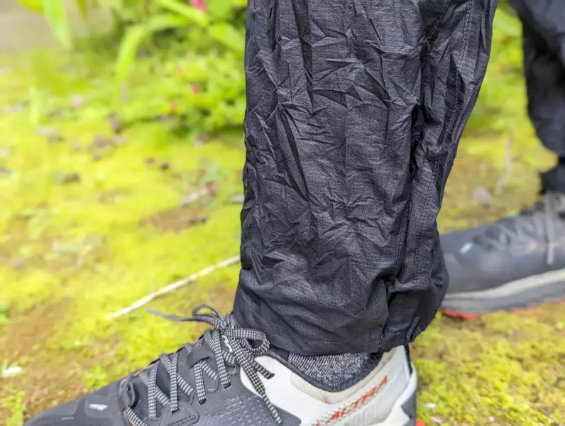 スナップボタンとマジックテープを取り付けると足回りがよく見える Rabの軽量レインパンツ