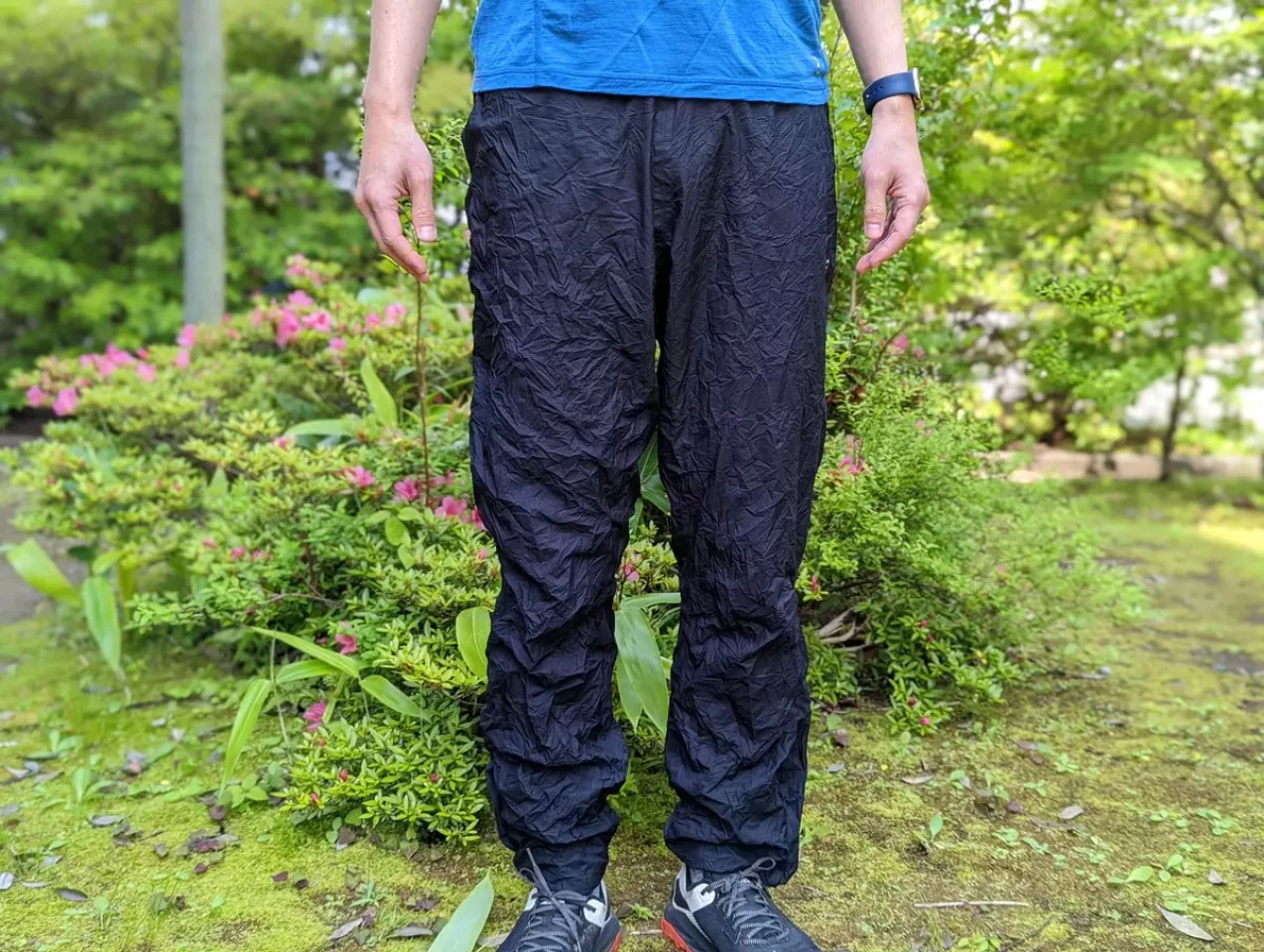 レインパンツなのにストレッチ性がある Rabの軽量レインパンツ