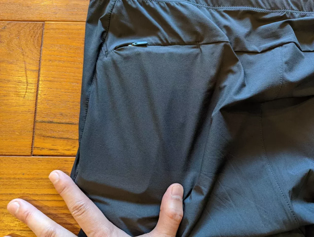 iPhone 12Proがちょうど入るほどの大きさのポケット アークテリクス インセンドパンツ